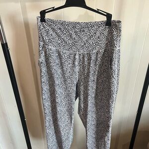 Old Navy Athletic High-Waist Power Soft Leggings - Black & White